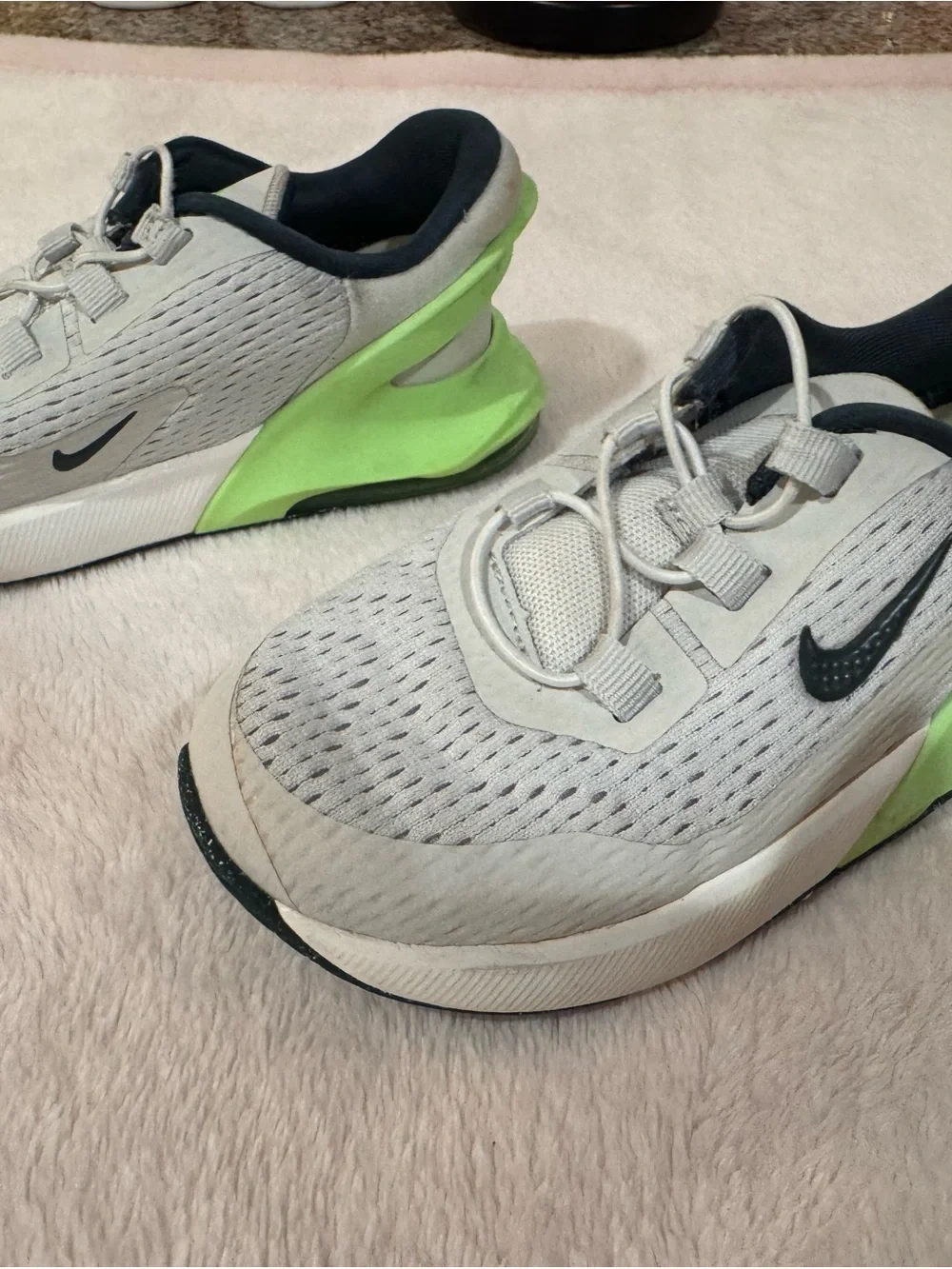 Nike Air Max 270 GO, easy on/off Kids Sneakers with Neon Green Heel Accent